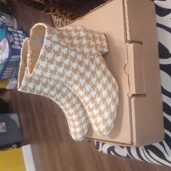 comfortview Shoes - GOLD AND BEIGE BOOTIES